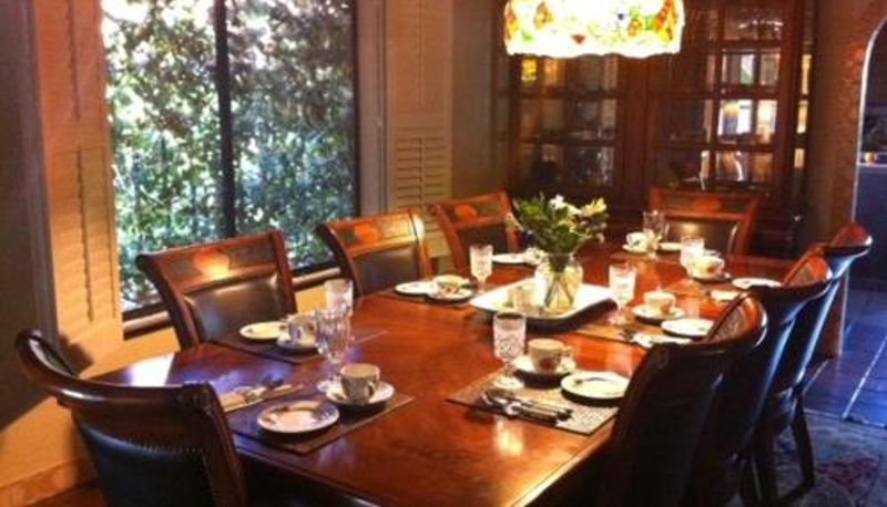 Frühstücksraum innerhalb des Restaurants - Spanish Villa Inn