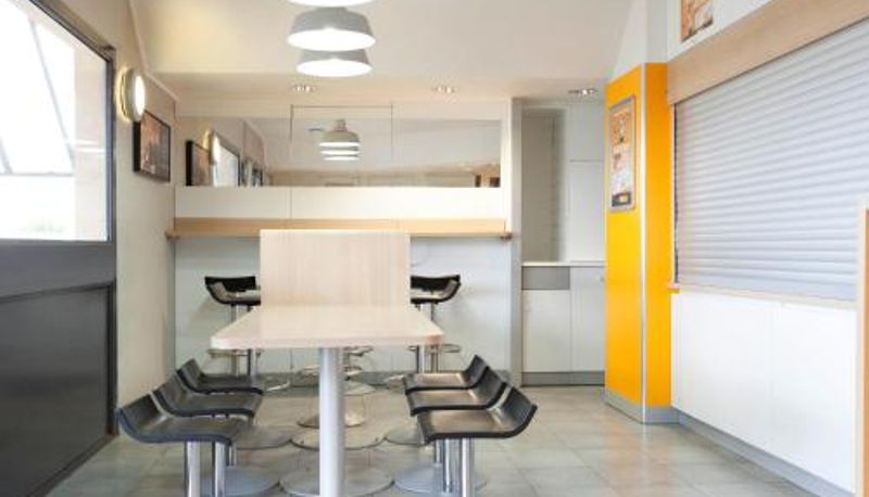 Restoran içinde kahvaltı salonu - Unisotel Saintes Ex F1