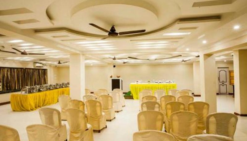 Frühstücksraum innerhalb des Restaurants - Hotel Sonar Bangla Tarapith