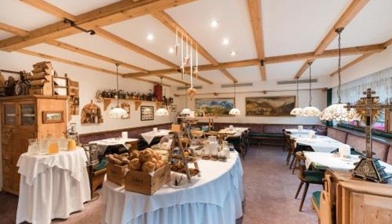 Sala śniadaniowa w restauracji - A mountain moving hotel Al Plan