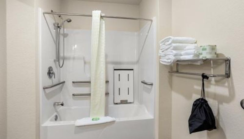 Bathroom - Cobblestone Hotel & Suites - De Pere Green Bay