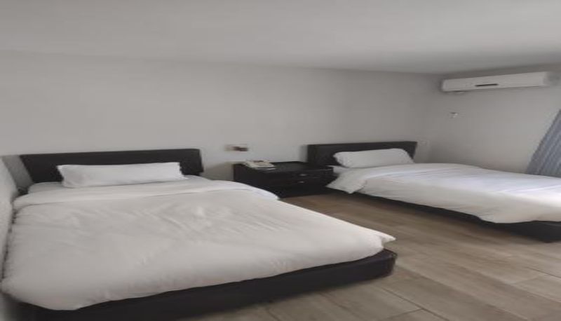 Información - Black Iris Hotel