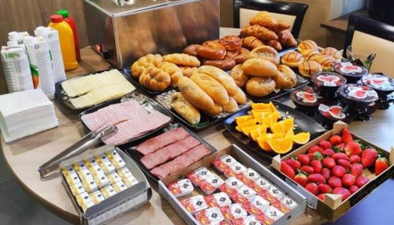 Sala de desayunos dentro del restaurante - Sun-House Pension - ParkingFree Limited spaces-