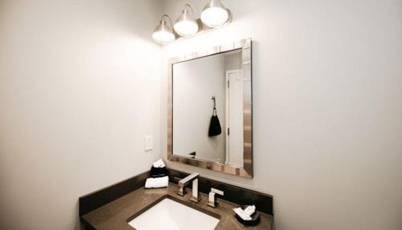Banyo - The Railroad Inn