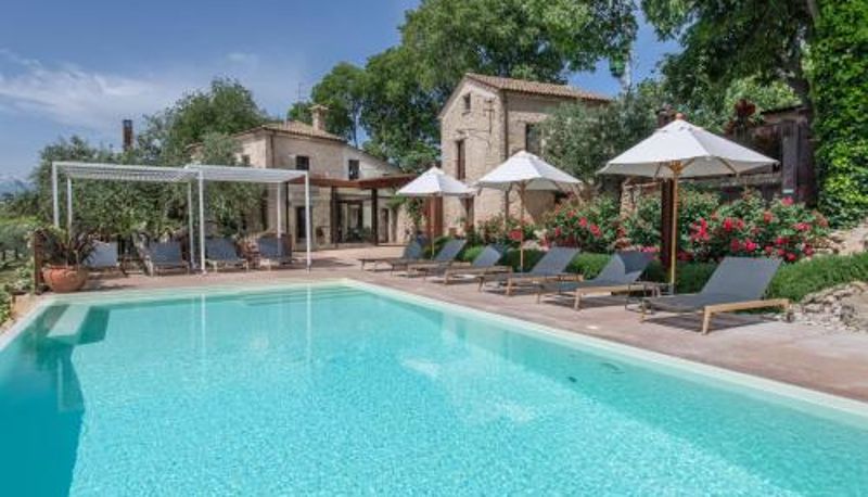 Zwembad - Borgo Baccile by Vini Fantini