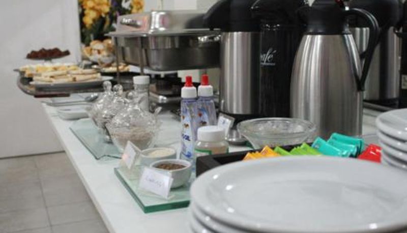 Frühstücksraum innerhalb des Restaurants - Hotel Express - Leva e busca no aeroporto grátis 24 horas