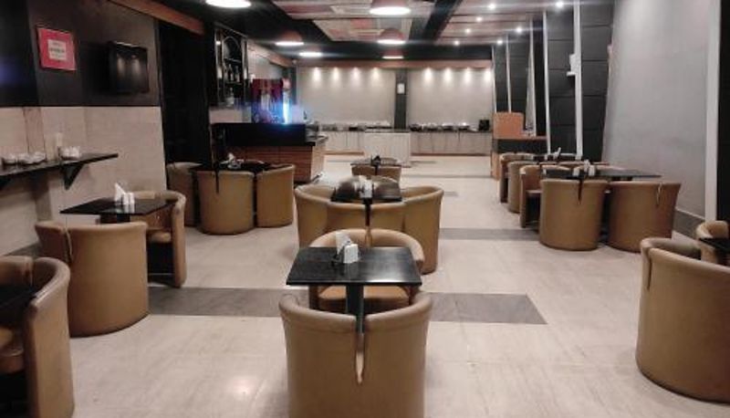 Sala prima colazione all'interno del ristorante - Max Hotels Prayagraj