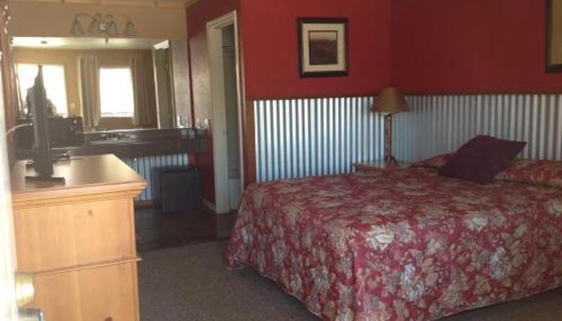 Room - Whitney Portal Hotel And Hostel
