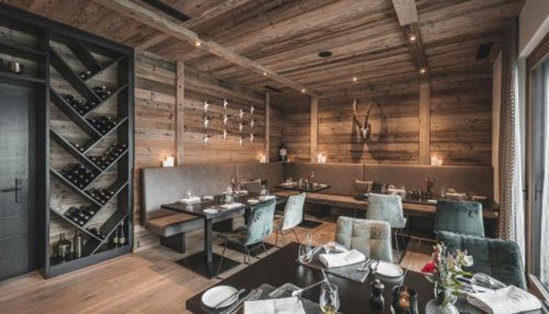 Salle de petit-déjeuner dans le restaurant - Boutique Hotel und Chalets Bergwiesenglück
