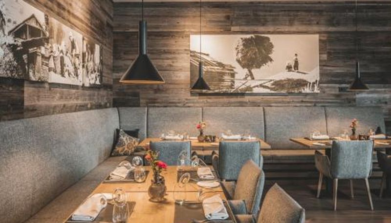 Salle de petit-déjeuner dans le restaurant - Boutique Hotel und Chalets Bergwiesenglück