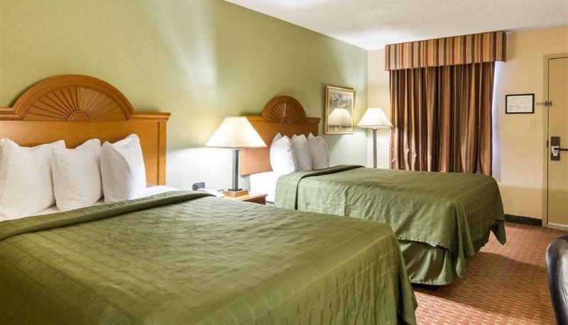 Zimmer - Quality Inn South Hill I-85