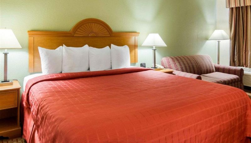Zimmer - Quality Inn South Hill I-85