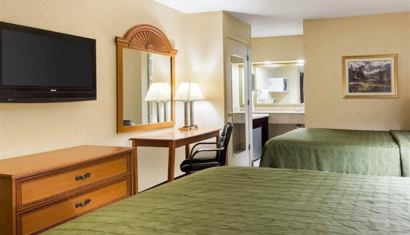 Zimmer - Quality Inn South Hill I-85
