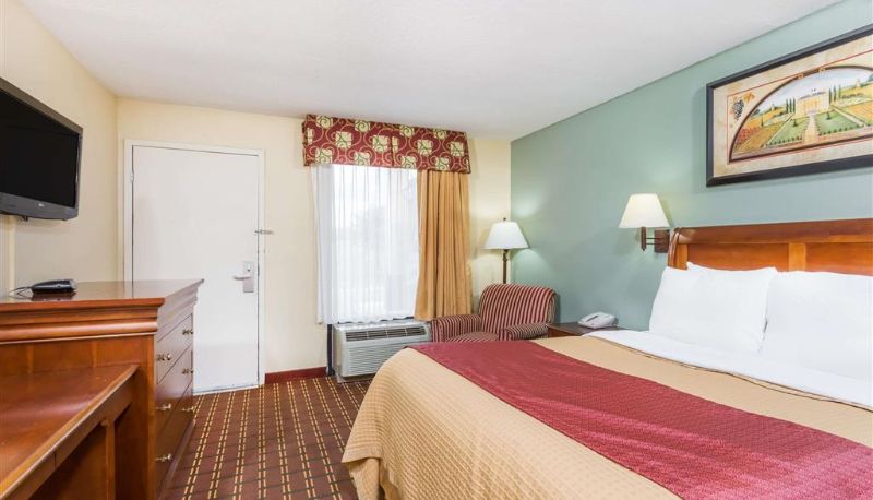 Room - Red Roof Inn Orangeburg