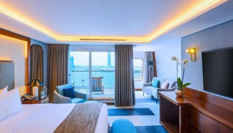 Suite - Queen Elizabeth 2 Hotel