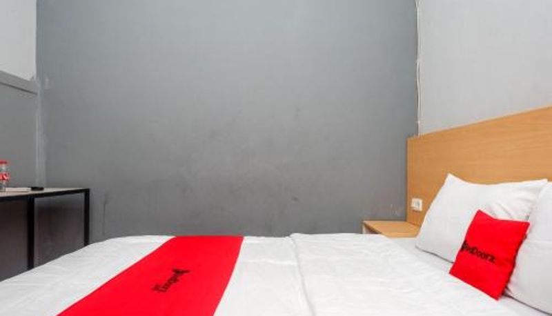 Zimmer - RedDoorz near Exit Tol Batang