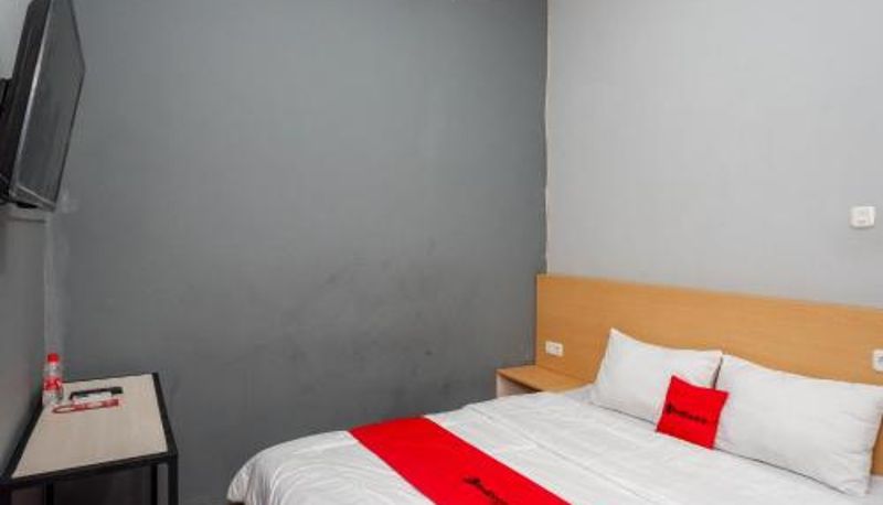Zimmer - RedDoorz near Exit Tol Batang