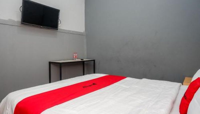 Zimmer - RedDoorz near Exit Tol Batang