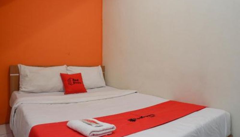 Zimmer - RedDoorz near Majapahit Semarang 2
