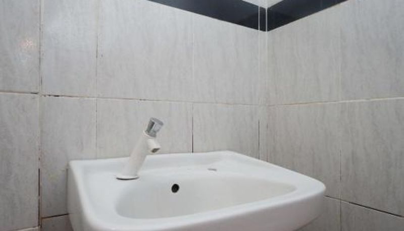 Bagno - RedDoorz near Majapahit Semarang 2