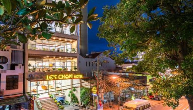 Buitenruimte van het hotel - Le's Cham Hotel