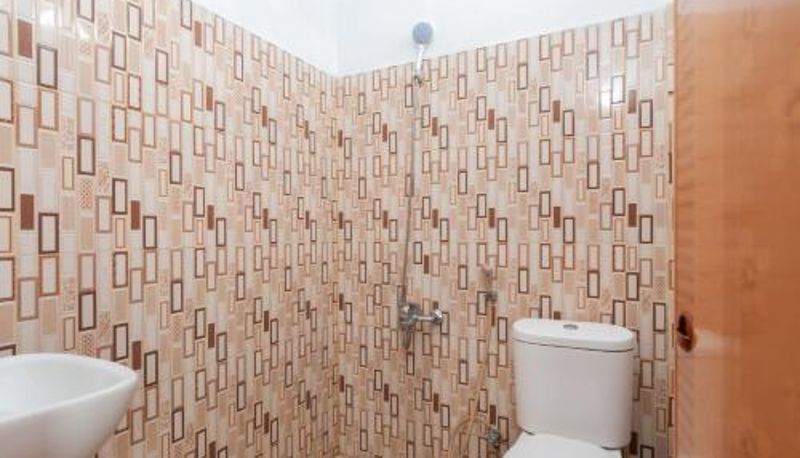 Banyo - Urbanview Hotel Nisura Homestay Medan by RedDoorz
