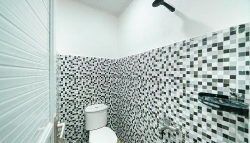 Banyo - RedDoorz at Jalan Ahmad Yani Karawang