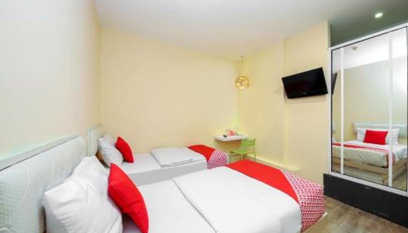 Room - OYO 479 The Green Hotel