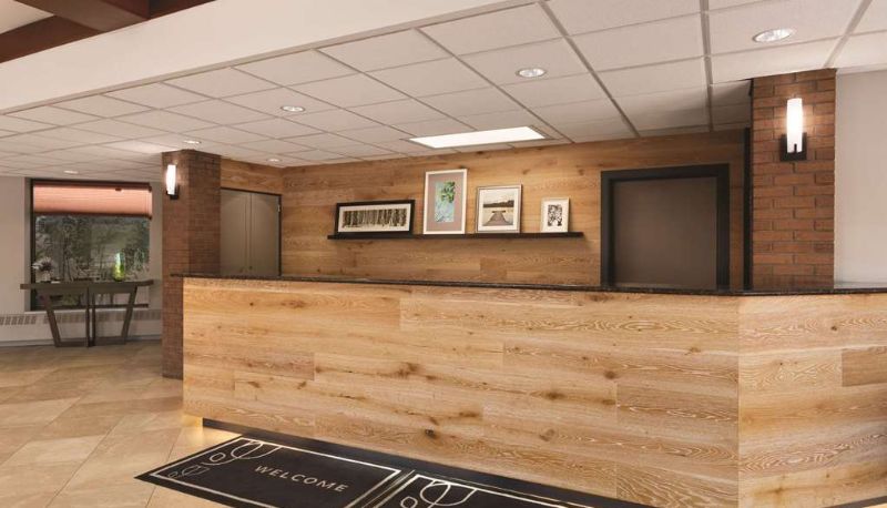 Hal - Country Inn & Suites by Radisson Traverse City MI