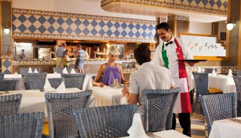 Salle de petit-déjeuner dans le restaurant - Concorde Marco Polo