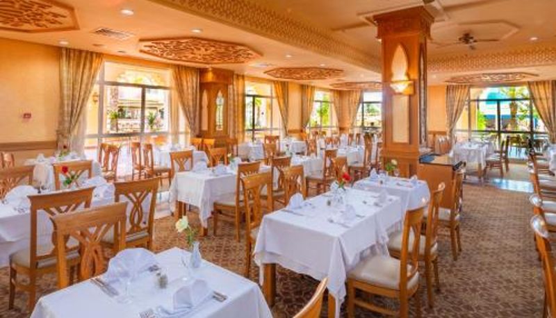 Salle de petit-déjeuner dans le restaurant - Concorde Marco Polo