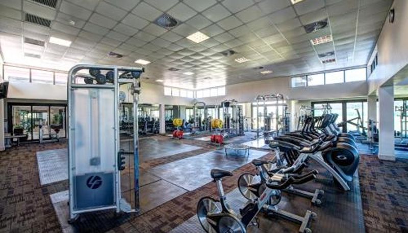 Zona de bienestar y gimnasio - Royal Marang Hotel