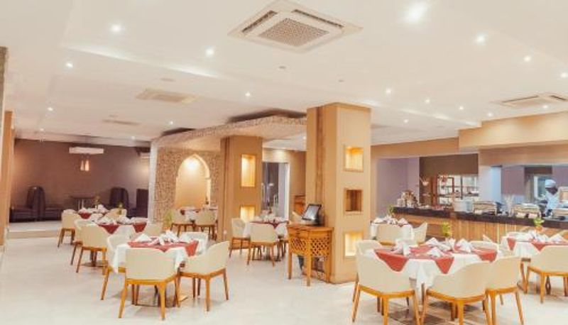 Frühstücksraum innerhalb des Restaurants - Tanga Beach Resort & Spa