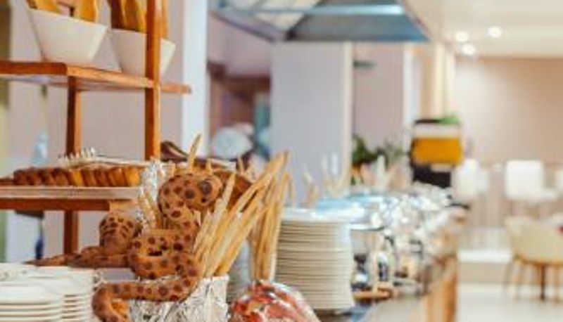 Salle de petit-déjeuner dans le restaurant - Tanga Beach Resort & Spa