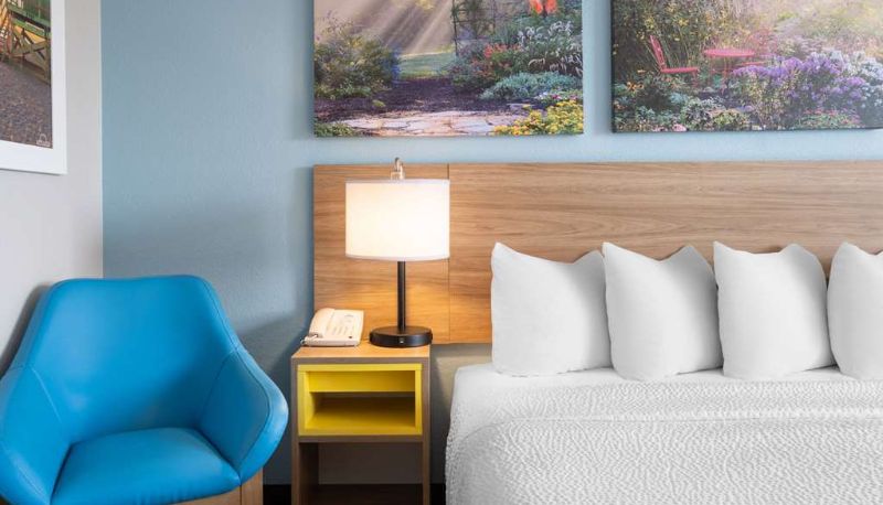 Zimmer - Days Inn by Wyndham Neenah