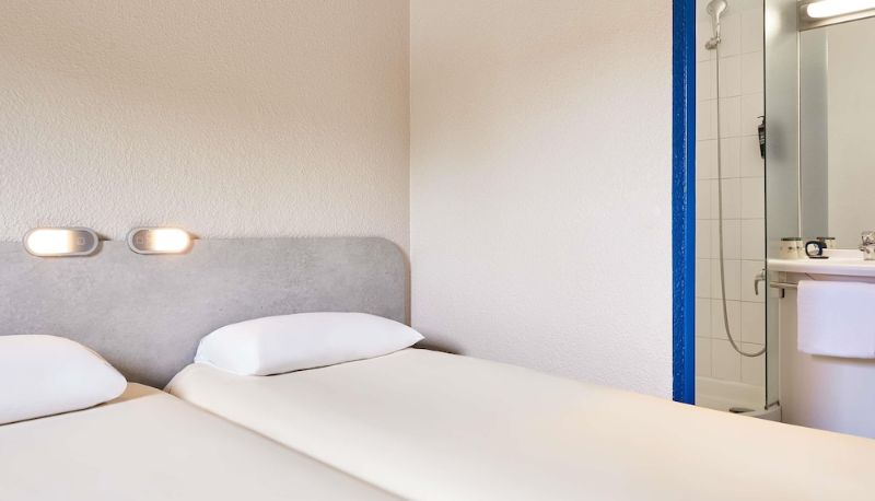 Camera standard - ibis budget Versailles Chateau Saint Cyr