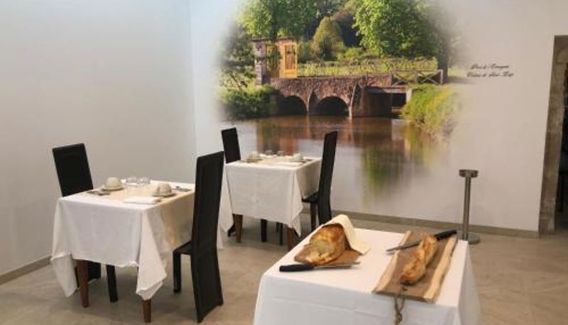 Ontbijtzaal in het restaurant - Logis Le Relais du Chapeau Rouge