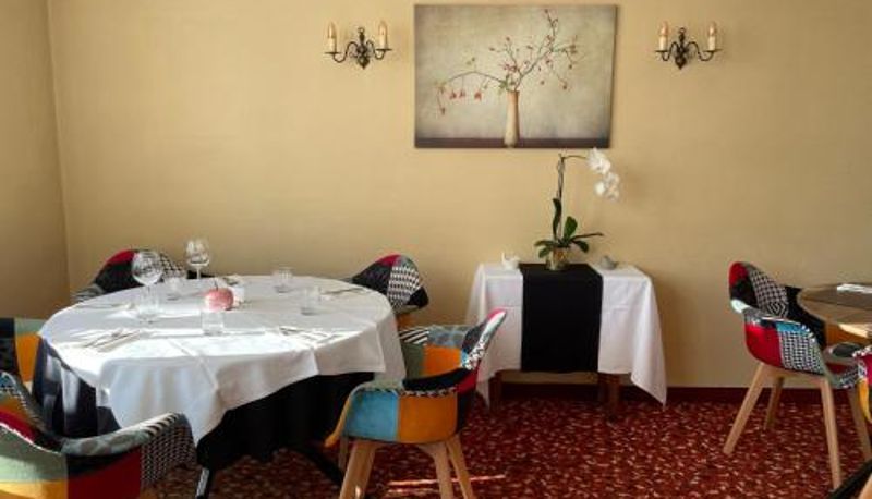 Sala śniadaniowa w restauracji - Les 3 rois by YY