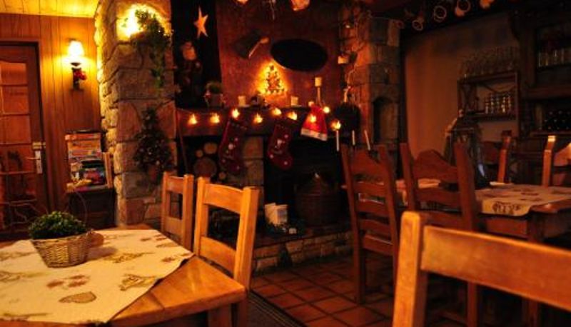 Frühstücksraum innerhalb des Restaurants - La Foret De Maronne