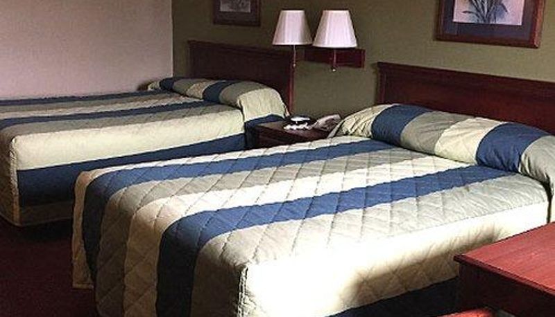 Camera - Garden Inn & Suites