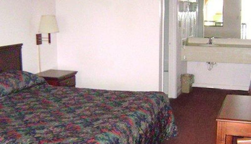 Camera - Garden Inn & Suites