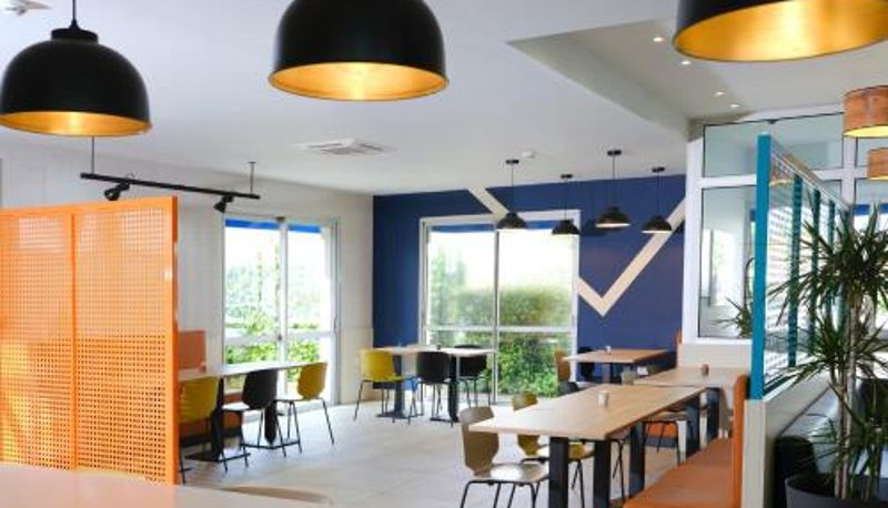 Sala de desayunos dentro del restaurante - ibis budget Toulouse Colomiers