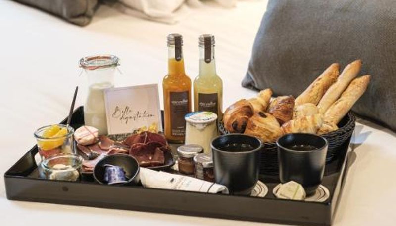 Sala śniadaniowa w restauracji - Le Domaine des Prés Verts Suites & Chambres avec Jacuzzi Privatif à Châteauneuf
