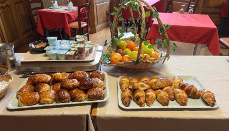 Sala śniadaniowa w restauracji - Logis Hôtel Ancien Grand Séminaire
