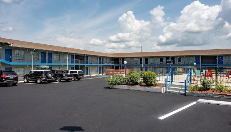 Taras - American Inn & Suites Russellville
