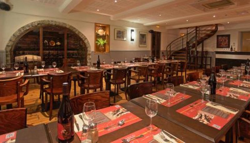 Salle de petit-déjeuner dans le restaurant - Maison du Cassoulet