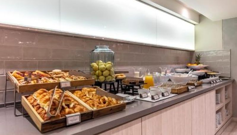 Restoran içinde kahvaltı salonu - Huinid Obelisco Hotel