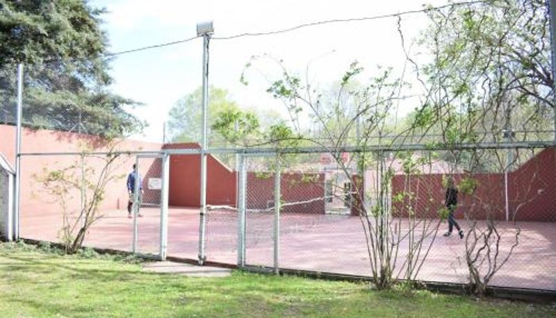 Info - voley y futbol Piscoyaku Apart-Amplio parque con cancha de padel