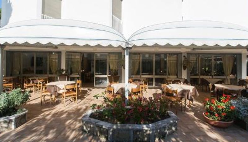Sala de desayunos dentro del restaurante - Hotel Anna