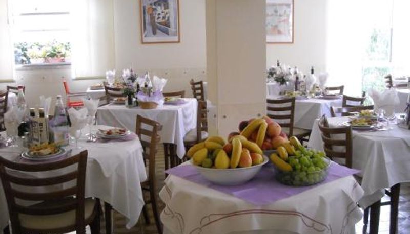 Salle de petit-déjeuner dans le restaurant - Hotel Lora